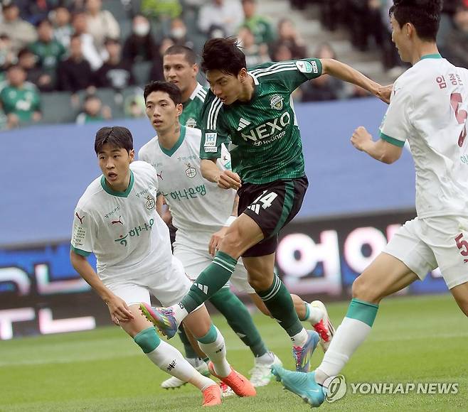 전북 전진우 골 장면 (전주=연합뉴스) 최영수 기자 = 6일 전주월드컵경기장에서 벌어진 프로축구 K리그1. 전북 전진우가 대전에 선제골을 넣고 있다. 2025.5.6 kan@yna.co.kr