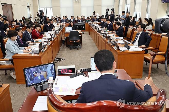 추경안 상정하는 신정훈 행안위원장 (서울=연합뉴스) 김주성 기자 = 24일 국회 행정안전위원회 전체회의에서 신정훈 위원장이 2025년도 제1회 추가경정예산안 등 안건을 상정하고 있다. 2025.4.24 utzza@yna.co.kr