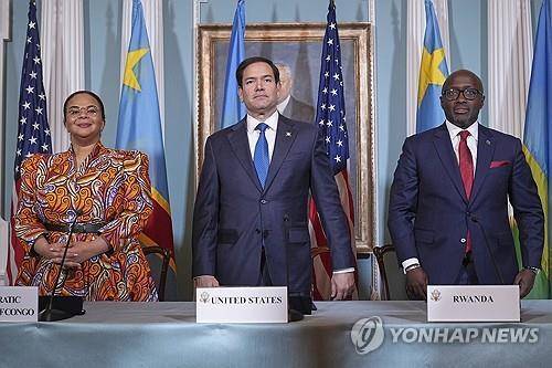 왼쪽부터 민주콩고 외무장관, 미국 국무장관, 르완다 외무장관 [AP 연합뉴스 자료사진. 재판매 및 DB 금지]