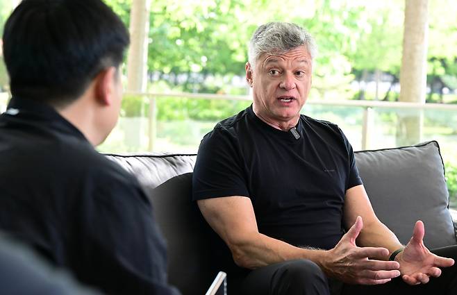 인터뷰하는 헤난 대한항공 감독(오른쪽) [한국배구연맹 제공. 재판매 및 DB 금지]