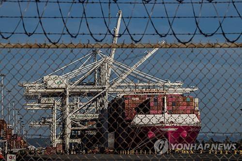 미국 캘리포니아주 오클랜드항에 입항한 화물선 (미국 캘리포니아주 오클랜드 로이터=연합뉴스 자료사진) 2025년 4월 10일 미국 캘리포니아주 오클랜드 항구에 화물 컨테이너를 가득 실은 화물선이 입항해 있다. (REUTERS/Carlos Barria/File Photo) 2025.5.6.