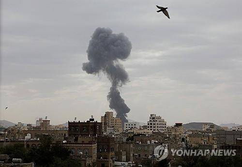 이스라엘군 공습으로 연기 피어오르는 예멘 수도 사나 [로이터=연합뉴스]
