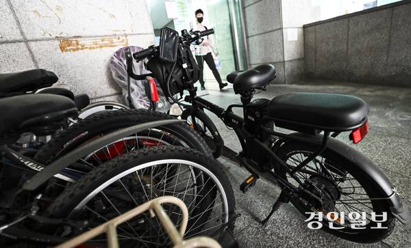 최근 경기도내 주택 곳곳에서 개인형 이동장치(PM) 화재가 잇따르는 가운데 주차와 충전이 가능한 전용 공간을 따로 마련해야 한다는 지적이다. 7일 오후 수원시 한 오피스텔 입구에 일반 자전거들 사이로 전기 자전거가 세워져 있다. 2025.5.7 /이지훈기자 jhlee@kyeongin.com