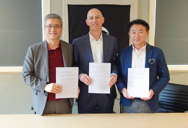 김동근 의정부시장(오른쪽)이 4월 1일(현지시각) 미국 샌프란시스코에 위치한 미네르바대학교 본부에서 미네르바대학교 및 매경미디어그룹과 '글로벌 교육 및 혁신 생태계 구축'을 위한 3자 간 업무협약을 체결하고 있다. 사진=의정부시청