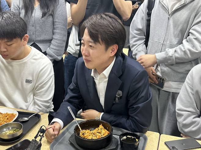 개혁신당 이준석 대선후보가 7일 오전 12시께 충남대학교 학생식당을 방문해 충남대 학생들과 함께 식사하며 청년 고충을 청취했다./사진=최화진 기자