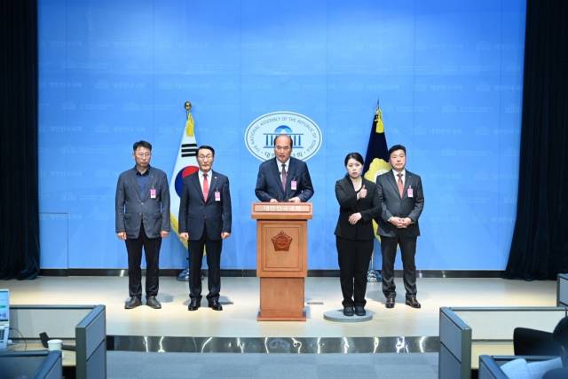 백종원 더본코리아 대표의 논란이 계속되면서 이용록 홍성군수(왼쪽부터 2번째), 최재구 예산군수(왼쪽부터 5번째), 허창덕 금산부군수(왼쪽 1번째) 등 전국 14개 지자체장은 7일 국회소통관에서 공동기자회견을 개최했다. 예산군 제공.