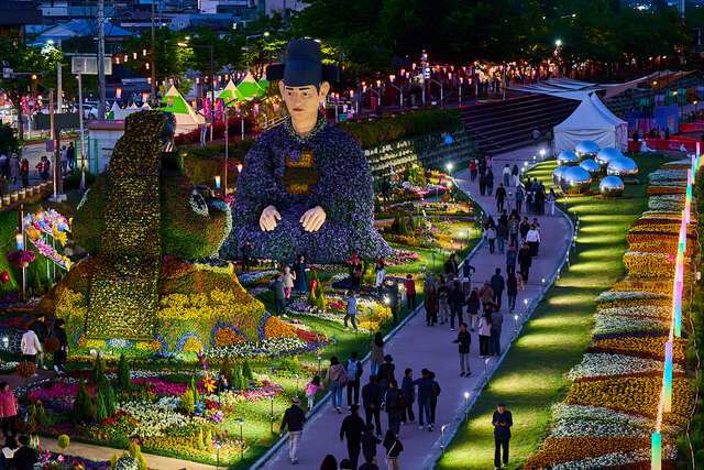 승사교와 춘향교 사이 설치된 춘향 몽룡 대형 꽃 조형물/사진=남원시