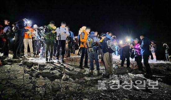 ▲ 지난달 30일 밤, 영남알프스 완등에 도전하기 위해 고헌산 정상에 오른 등산객들이 날짜가 바뀌기를 기다리고 있다.