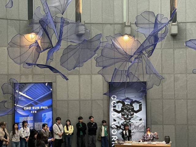 2025년 클레이아크김해미술관 특별 기획전 ‘유리: 빛과 불의 연금술’ 오프닝 풍경. 돔하우스 1층 중앙홀 공중에 장식돼 있는 것은 조은필 작가 작품이다. 김은영 기자