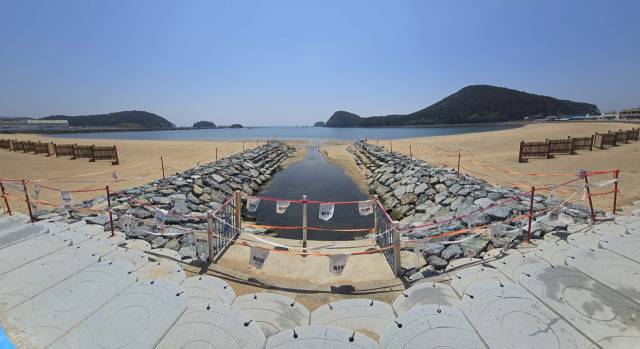 연안정비 사업을 마치고 올해 첫 개장하는 부산 사하구 다대포해수욕장 동쪽 해안의 백사장 한가운데로 우수관로가 지나가고 있다. 이재찬 기자 chan@