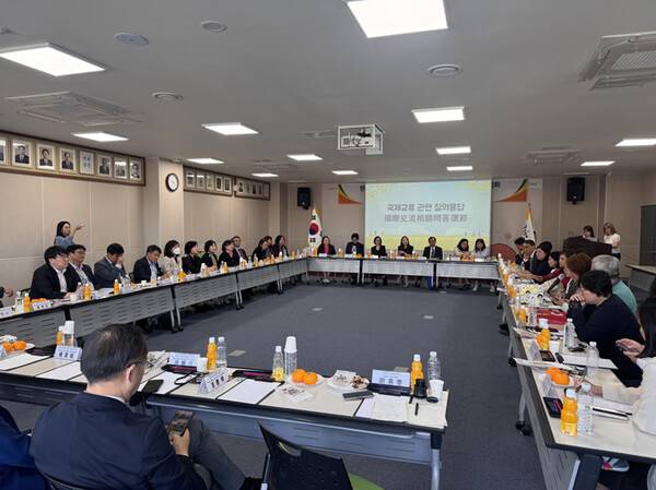 홍콩 교장.교감단과 제주도내 교장및 교원들이 애월읍사무소에서 교류 간담회를 갖고있다. <사진=제주관광공사>