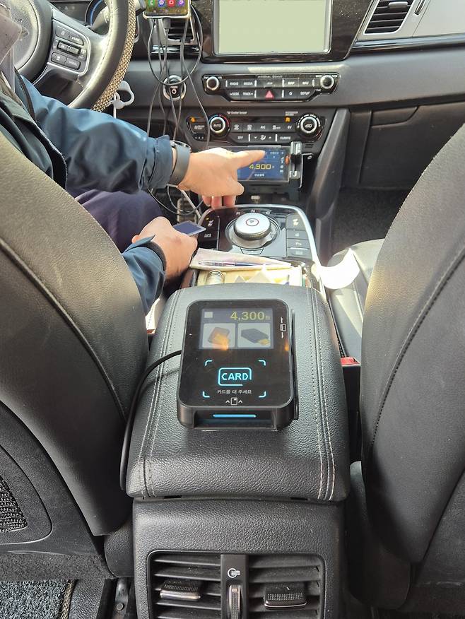 택시 콘솔박스 위에 설치된 큐알(QR) 결제 시스템. 사진=제주도 제공
