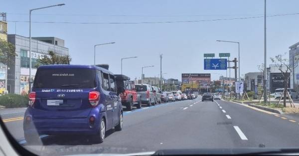 버스 중앙차로 시행을 앞둔 7일 제주시 오라오거리에서 공항 방면 좌회전 차로에 차량들이 긴 줄을 서서 대기하고 있다.