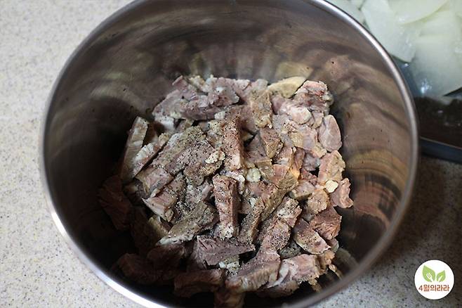 고기에 밑간을 하는 장면