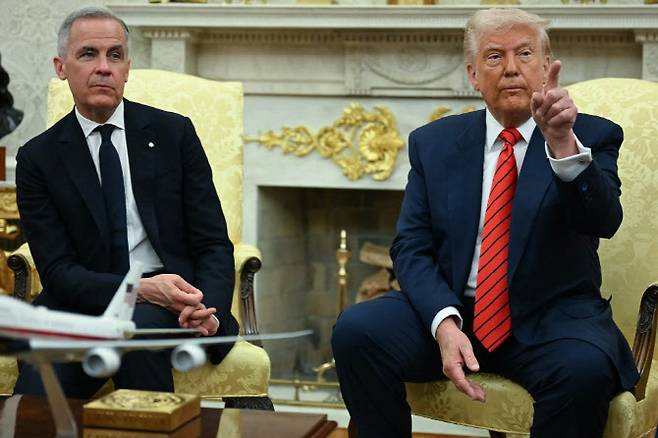 도널드 트럼프 미 대통령이 6일(현지시간) 백악관 집무실에서 마크 카니 캐나다 총리와 대담을 나누고 있다. (사진=AFP)