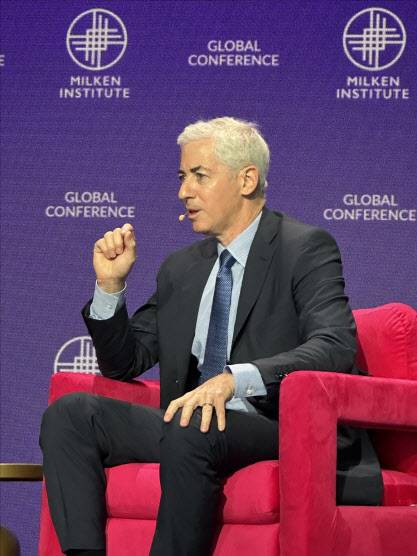 빌 애크먼 퍼싱스퀘어 최고경영자(CEO)가 6일(현지시간) 캘리포니아주 베벌리힐스에서 열린 2025 밀컨 글로벌 컨퍼런스에서 대담을 나누고 있다. (사진=AFP)
