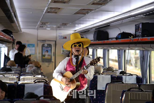 충남 레트로 낭만열차 안에선 다양한 공연이 열린다