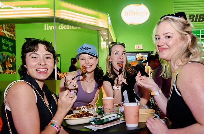 비비고 부스에서 갤러리들이 한식을 즐기고 있다.(사진=CJ제일제당 제공)