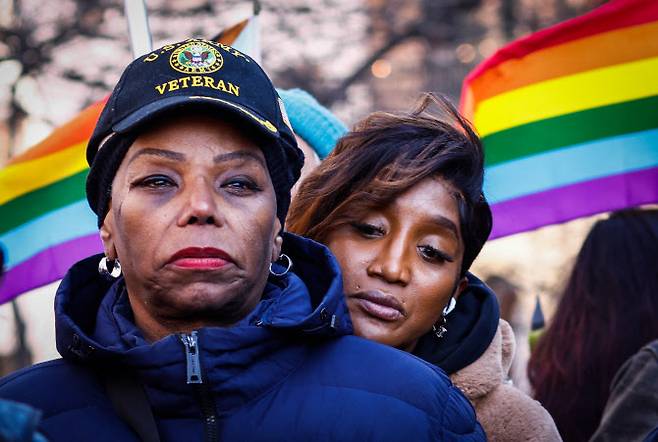 2025년 2월 14일 뉴욕 스톤월 인 앞에서 미국 육군 참전용사 타냐 워커(왼쪽)가 국립공원관리청 웹페이지에서 ‘트랜스젠더’라는 단어가 삭제된 것에 항의하는 시위에 참여하고 있다. (사진=AFP)