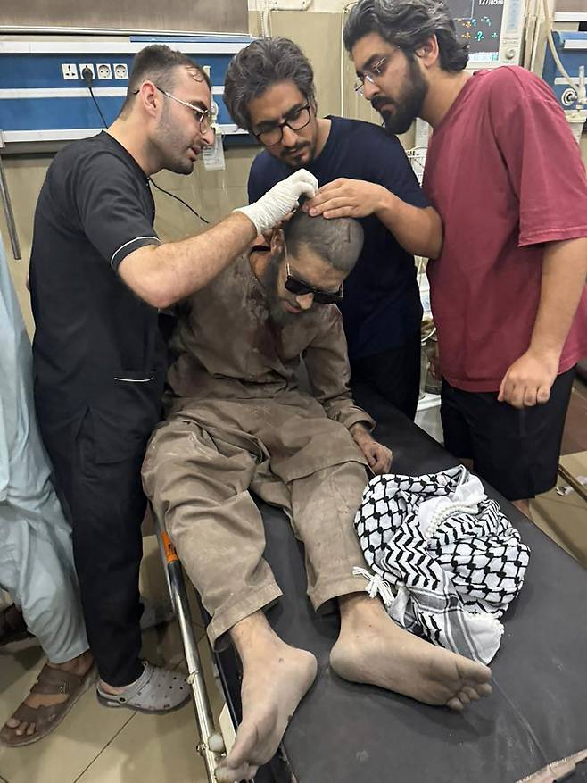 7일 인도의 파키스탄 공격 이후 펀자브주 바하왈푸르의 병원에서 구급대원들이 부상자를 치료하고 있다. (사진=파키스탄군 홍보국)