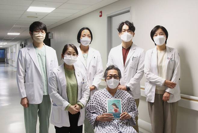 인천세종병원에서 심장이식 수술을 받고 회복한 환자가 김경희 심장이식센터장(오른쪽 첫번째)과 센터 의료진들과 함께 기념촬영하고 있다. (사진=인천세종병원)