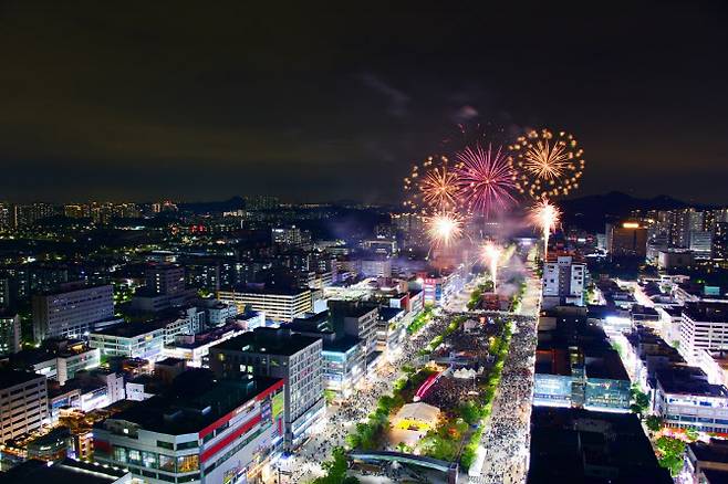 5일 안산문화광장 일대에서 불꽃쇼가 진행되고 있다. (사진 = 안산문화재단 제공)