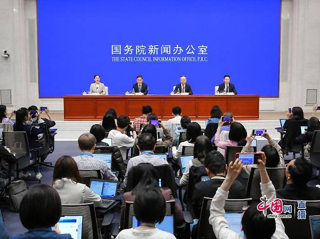 판궁성(왼쪽에서 두번째) 중국 인민은행 총재를 비롯해 금융 당국 관계자들이 7일 베이징에서 열린 기자회견에 참석해있다. (사진=중국 국무원)