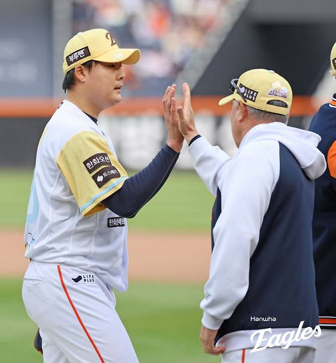 한화이글스 한승혁이 8년 만에 세이브를 따낸 뒤 김경문 감독과 하이파이브를 나누고 있다. 사진=한화이글스