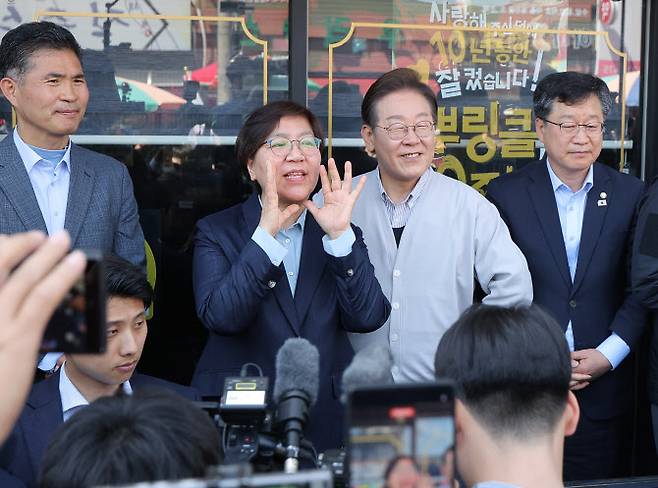 이재명 더불어민주당 대선 후보와 정은경 총괄선대위원장이 ‘골목골목 경청투어:국토종주편’에 나선 7일 전북 진안군 새참거리를 찾아 인사를 하고 있다.(사진=연합뉴스)