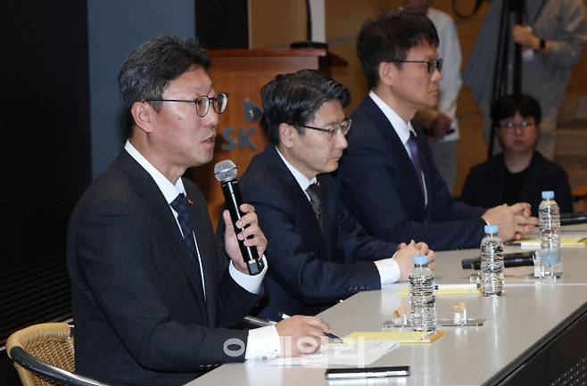 [이데일리 방인권 기자] 류정환 SKT 네트워크 인프라 센터장과 임봉호 SKT MNO 사업부장, 김희섭 SKT 커뮤니케이션 센터장(왼쪽부터)이 7일 오전 서울 중구 SK텔레콤 T타워 SUPEX홀에서 SK텔레콤의 해킹 사고와 관련해 취재진 질문에 답하고 있다.