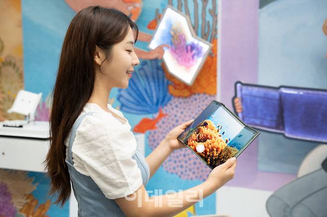 모델이 플렉스 S(Flex S™)를 체험하는 모습.(사진=삼성디스플레이)