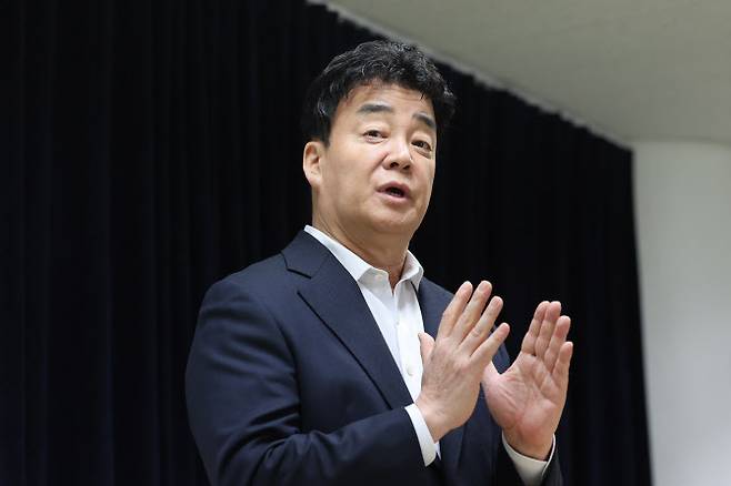 백종원 더본코리아 대표가 지난 3월 28일 서울 서초구 스페이스쉐어 강남역센터에서 열린 첫 정기 주주총회를 마친 뒤 언론 앞에서 입장 표명 및 질의 응답 시간을 갖고 있다. (사진=연합뉴스)