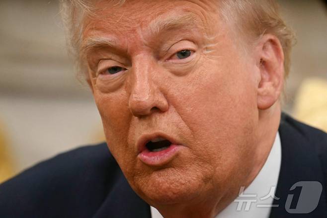 도널드 트럼프 미국 대통령이 6일(현지시간) 워싱턴DC 백악관 오벌 오피스에서 마크 카니 캐나다 총리와의 정상회담에서 발언하고 있다. ⓒ AFP=뉴스1 ⓒ News1 류정민 특파원