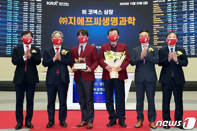 23일 오전 서울 영등포구 한국거래소에서 열린 지에프씨생명과학 코넥스시장 상장기념식에서 박영철 코넥스협회 수석부회장(왼쪽부터), 홍순욱 한국거래소 코스닥시장본부장, 강희철 지에프씨생명과학 대표이사, 표형배 지에프씨생명과학 대표이사, 박성준 대신증권 IB 부문장, 유도석 한국IR협의회 상무가 기념촬영을 하고 있다. (한국거래소 제공)