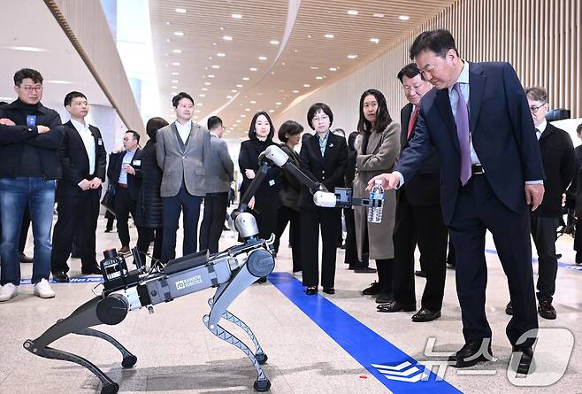 삼성전자 제56기 정기 주주총회가 19일 경기도 수원시 수원컨벤션센터에서 열렸다. 신제윤 삼성전자 이사회 의장과 사외이사들이 레인보우로보틱스 로봇을 보고 있다. (공동취재) 2025.3.19/뉴스1 ⓒ News1 김영운 기자