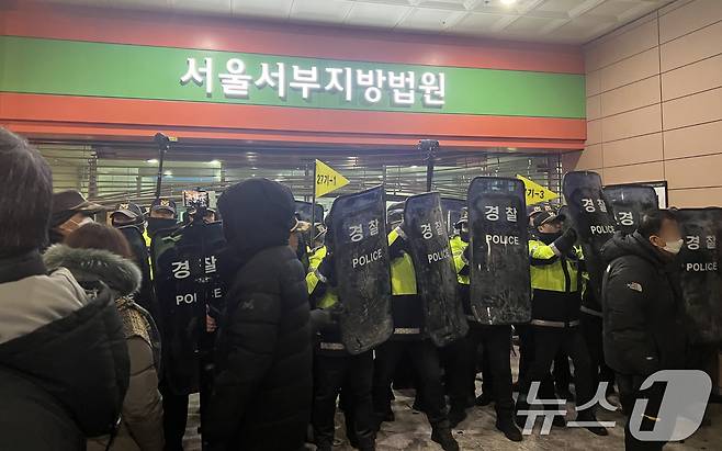 19일 새벽 윤석열 대통령에 대한 구속영장이 발부되자 서울 서부지법에 지지자들이 진입해 난동을 부리자 경찰이 이를 진압하고 있다. 2025.1.19/뉴스1 ⓒ News1 김민수 기자