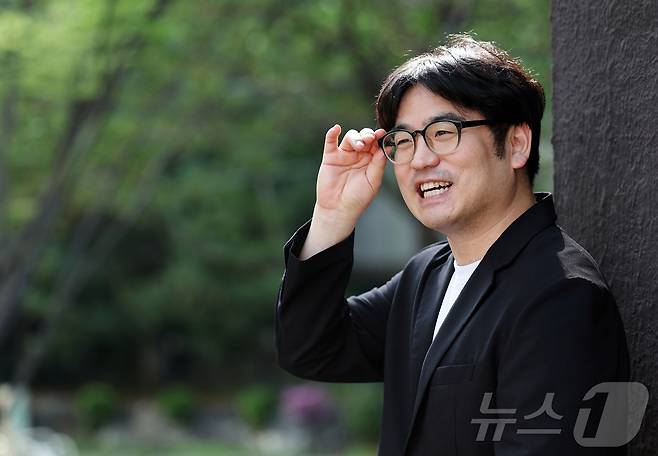 사회학자 오찬호 교수가 지난달 23일 서울 중구의 한 카페에서 열린 뉴스1과의 인터뷰에서 포즈를 취하고 있다. 2025.4.23/뉴스1 ⓒ News1 오대일 기자