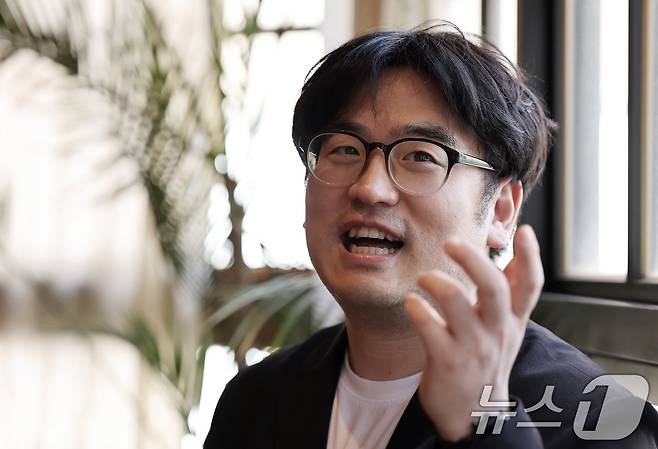 사회학자 오찬호 교수가 23일 서울 중구의 한 카페에서 열린 뉴스1과의 인터뷰에서 차기 정부에 바라는 정책 제언을 하고 있다. 2025.4.23/뉴스1 ⓒ News1 오대일 기자