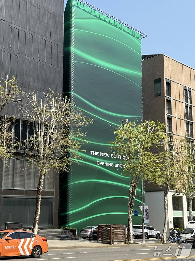 서울 청담동 명품거리에 개점을 앞둔 롤렉스 매장.ⓒ 뉴스1/김진희 기자.