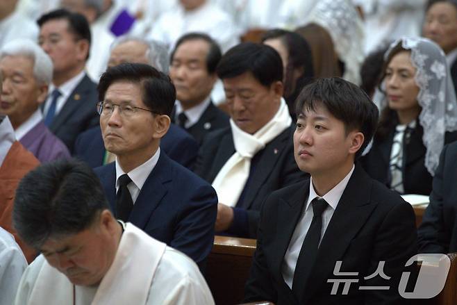 대선 출마를 선언한 김문수 전 고용노동부 장관과 개혁신당 이준석 대선 예비후보가 지난 4월 14일 경북 안동시 목성동주교좌성당에서 엄수된 두봉 레나도 주교 장례미사에 참석하고 있다. 2025.4.14/뉴스1 ⓒ News1 신성훈 기자