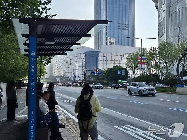 서울 시내버스 노조가 준법투쟁을 재개한 7일 오전 8시쯤 시민들이 정류장에서 버스를 기다리고 있다.