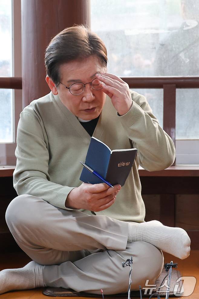 이재명 더불어민주당 대통령 후보가 골목골목 경청투어 이틀차인 6일 오후 전북 장수군 오옥마을을 찾아 '국내 최연소 이장(1998년생)' 정민수 씨를 비롯한 마을주민들과 간담회를 하고 있다. 2025.5.6/뉴스1 ⓒ News1 안은나 기자