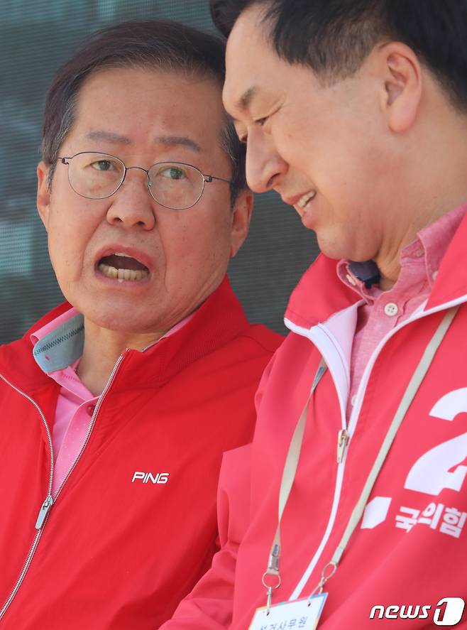 2022년 5월 27일 오후 경북 구미 선산시장에서 열린 국민의힘 김장호 구미시장 후보 선거유세에서 홍준표 대구시장 후보가 김기현 공동선대위원장과 얘기를 나누고 있다.2022.5.27/뉴스1 ⓒ News1 DB