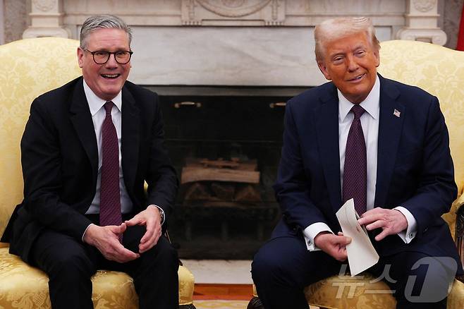 도널드 트럼프 미국 대통령(오른쪽)과 키어 스타머 영국 총리가 2월 27일(현지시간) 미국 백악관에서 정상회담을 가졌다. ⓒ AFP=뉴스1 ⓒ News1 이지예 객원기자