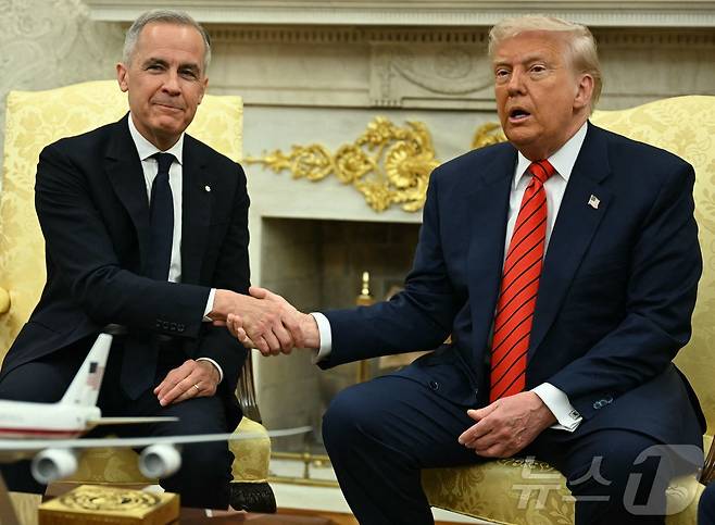 도널드 트럼프 미국 대통령이 6일(현지시간) 워싱턴 백악관에서 마크 카니 캐나다 총리와 회담 중 악수를 하고 있다. 2025.05.07 ⓒ AFP=뉴스1 ⓒ News1 우동명 기자