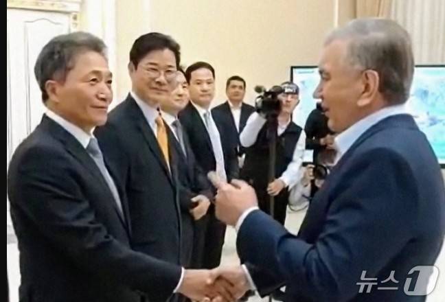 이학재 인천공항공사 사장이 미르지요예프 우즈베키스탄 대통령과 대화를 나누고 있다. (인천공항공사 제공. 재판매 및 DB금지) /뉴스1 ⓒ News1