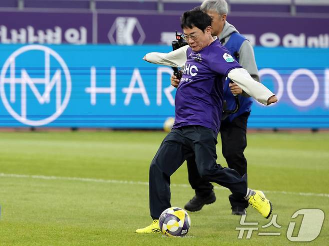 코미디언 이경규가 6일 경기 안양시 안양종합운동장에서 열린 프로축구 하나은행 K리그1 2025 12라운드 FC안양과 FC서울과의 경기에서 시축을 하고 있다. 2025.5.6/뉴스1 ⓒ News1 황기선 기자