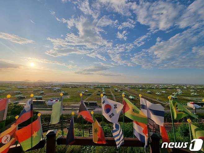 8일 오후 전북 부안군 잼버리 공원에서 바라본 잼버리 영지가 텅 비어있다. 잼버리 참가자 3만7000여명은 태풍 카눈의 북상에 따라 이날 오전 9시부터 서울과 경기 등 각지로 비상대피했다. 예정보다 5일 빠른 퇴영이다. 2023.8.8/뉴스1 ⓒ News1