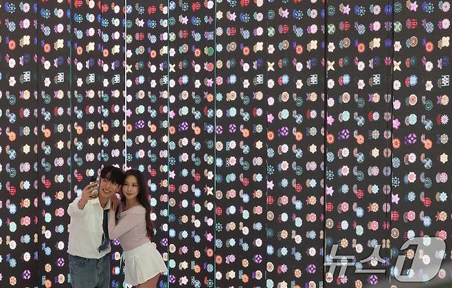 7일 서울 종로구 도화서길 디원에서 열린 '2025 딜라이트 서울' 미디어아트 전시 언론공개 행사에서 모델들이 전시 작품을 소개하고 있다. 2025.5.7/뉴스1 ⓒ News1 이동해 기자