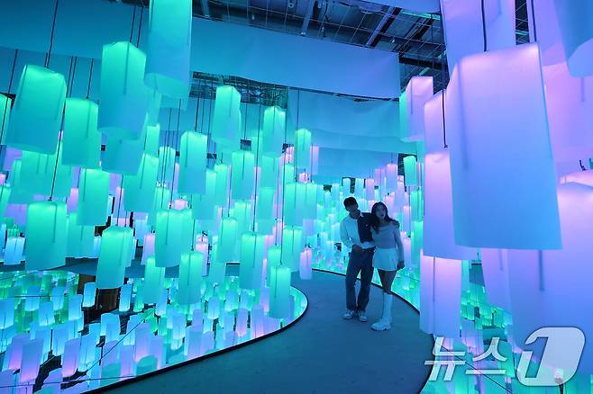 7일 서울 종로구 도화서길 디원에서 열린 '2025 딜라이트 서울' 미디어아트 전시 언론공개 행사에서 모델들이 전시 작품을 소개하고 있다. 2025.5.7/뉴스1 ⓒ News1 이동해 기자